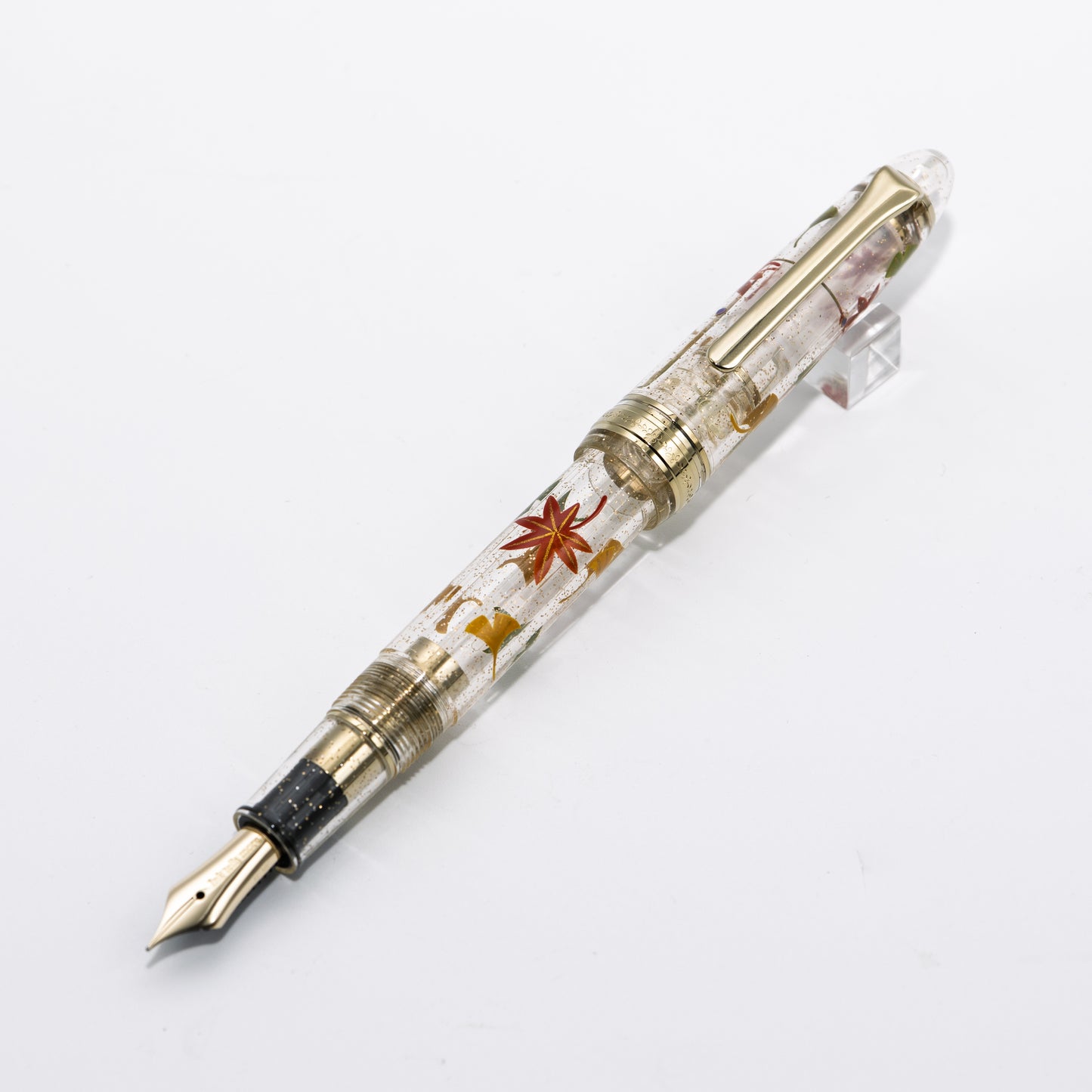 Petals Falling on Koi, Kinka Kotonoha Wajima Makie Fountain Pen