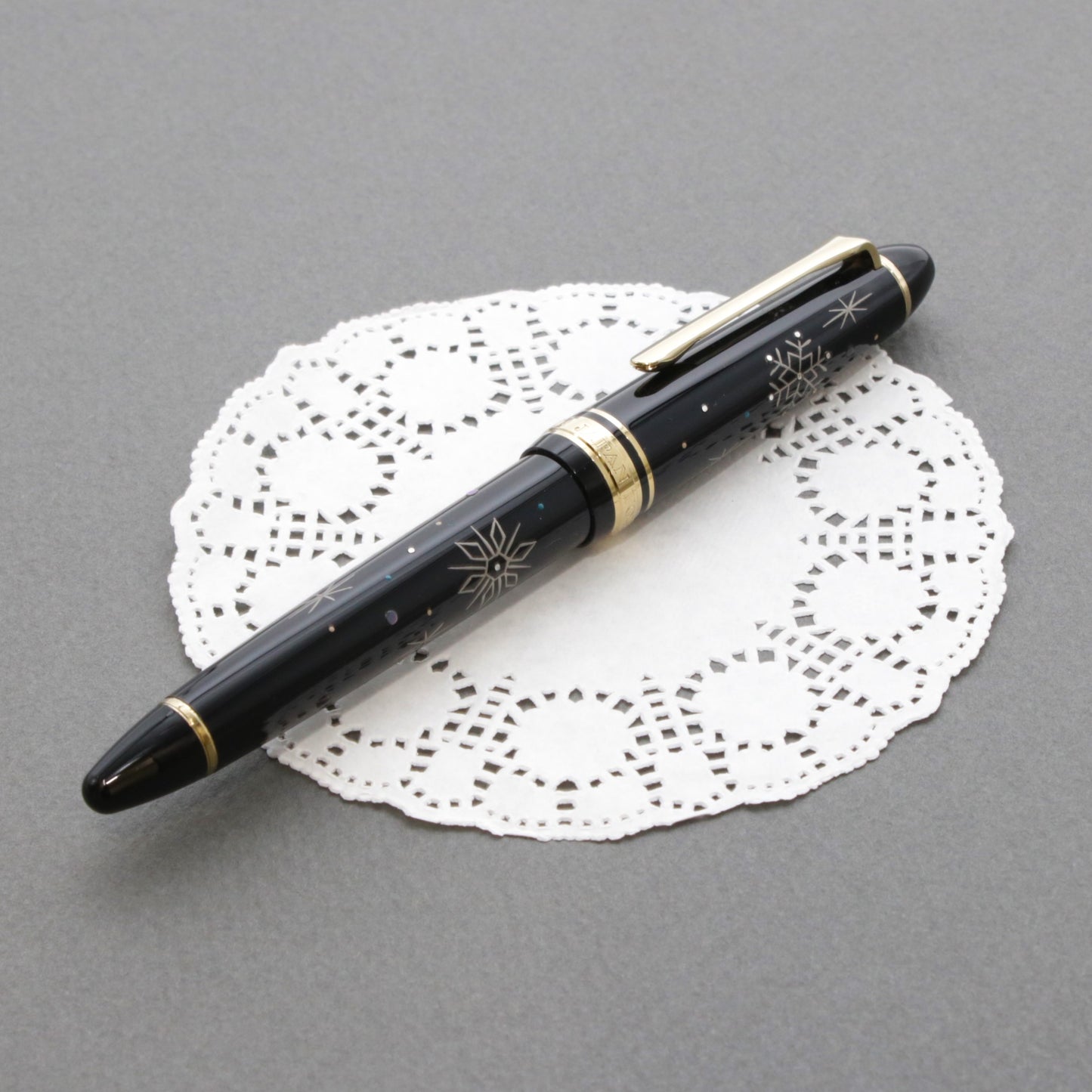 BUNGUBOX x Sailor Wajima Makie Fountain Pen "Snowflakes"