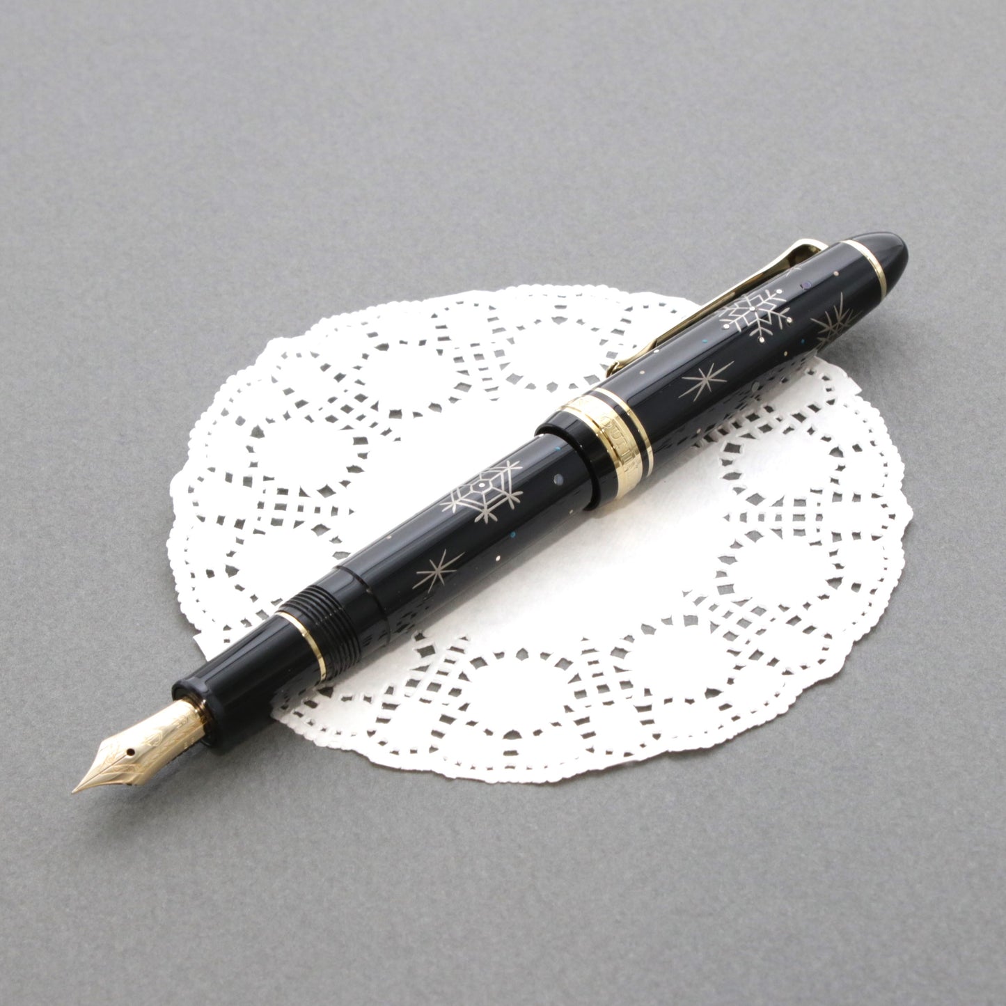 BUNGUBOX x Sailor Wajima Makie Fountain Pen "Snowflakes"