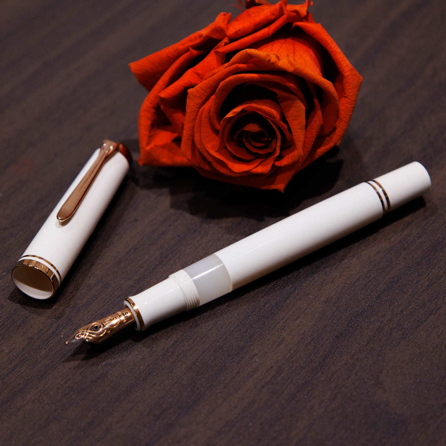 Pelikan M600リミテッド 2025 スーベレーン ホワイト&ローズ
