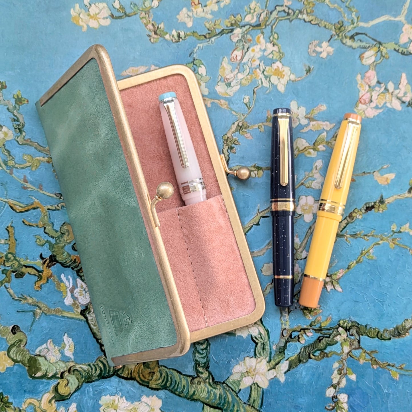 アーモンドブロッサム 口金ペンケース ショート3本挿 BUNGUBOX x 編吟革盤舎