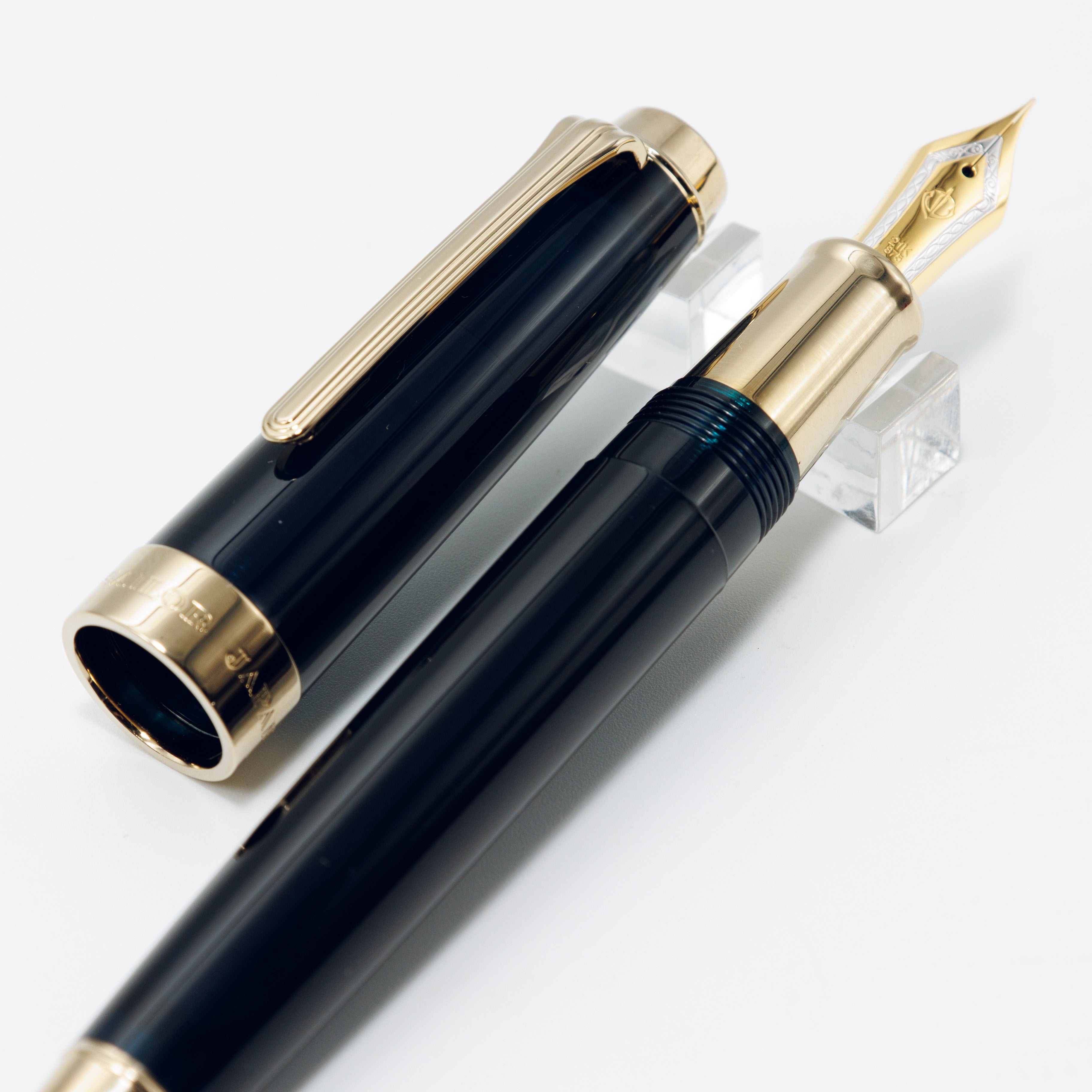 SAILOR Professional Gear Anchor with Gold Trim – BUNGUBOX