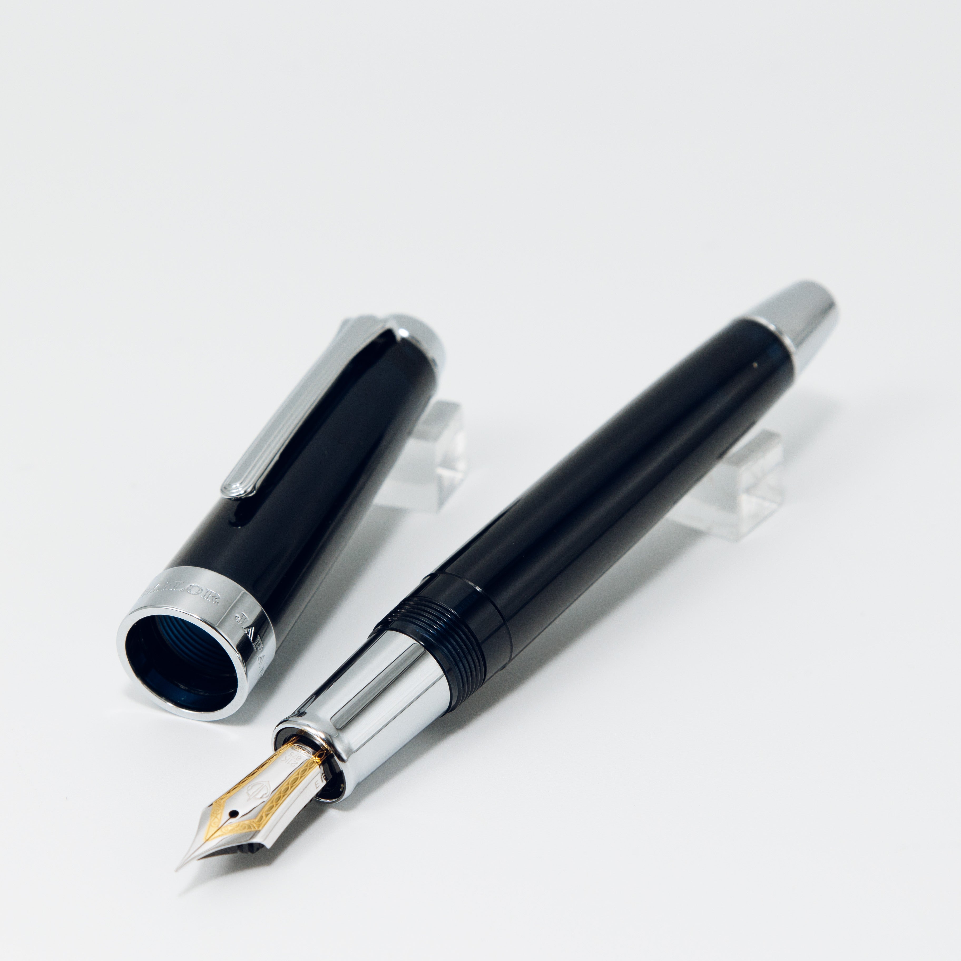 SAILOR Professional Gear Anchor with Silver Trim – BUNGUBOX